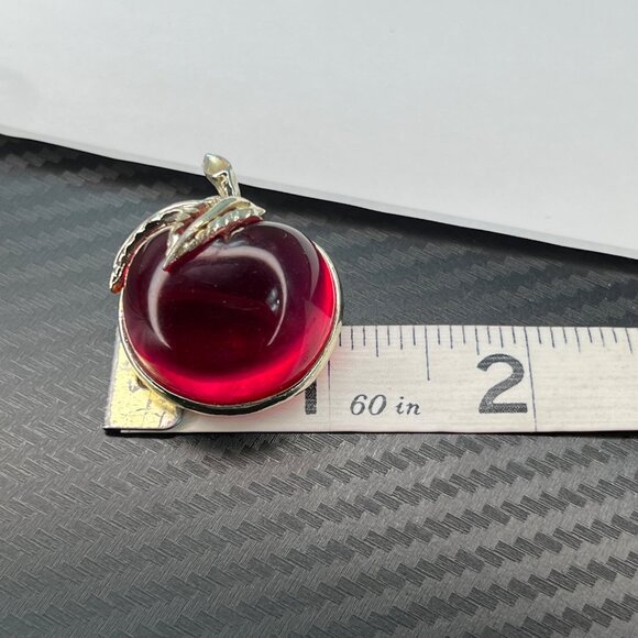 Vintage Sarah Coventry Apple Red Jelly Belly Brooch Pin Lucite Gold Tone Fruit - Picture 8 of 8